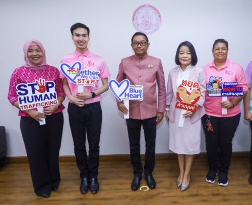 ติดเข็มกลัด Blue Heart สัญลักษณ์สากลในการต่อต้านการค้ามนุษย์ แด่ท่านผู้ว่าราชการจังหวัดเพชรบุรี ( ร้อยตำรวจโท ภพชนก ชลานุเคราะห์ )