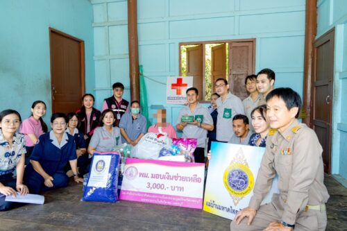 พม.เพชรบุรี ลงพื้นที่ ‘พอ.สว.‘ ช่วยเหลือชาวบ้านหนองปลาไหล- เขาย้อย พร้อมทั้งให้ความช่วยเหลือเงินสงเคราะห์ผู้ประสบปัญหาทางสังคม